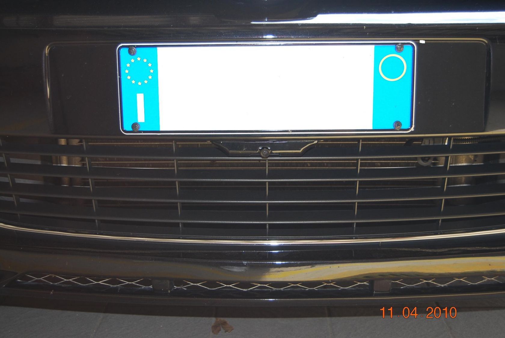 Telecamera sotto targa anteriore collegata con monitor

