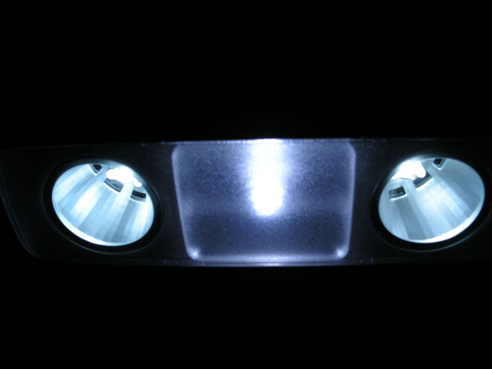 Plafoniera posteriore
Lampada centrale: 3 led centrali
Lampade laterali: 1 red centrale e 4 radiali
