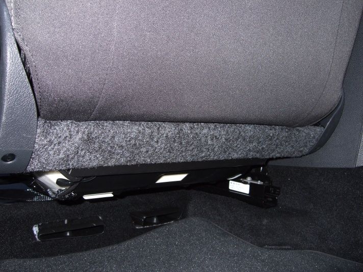 Sottosedile anteriore sx (senza cassetto portaoggetti)
