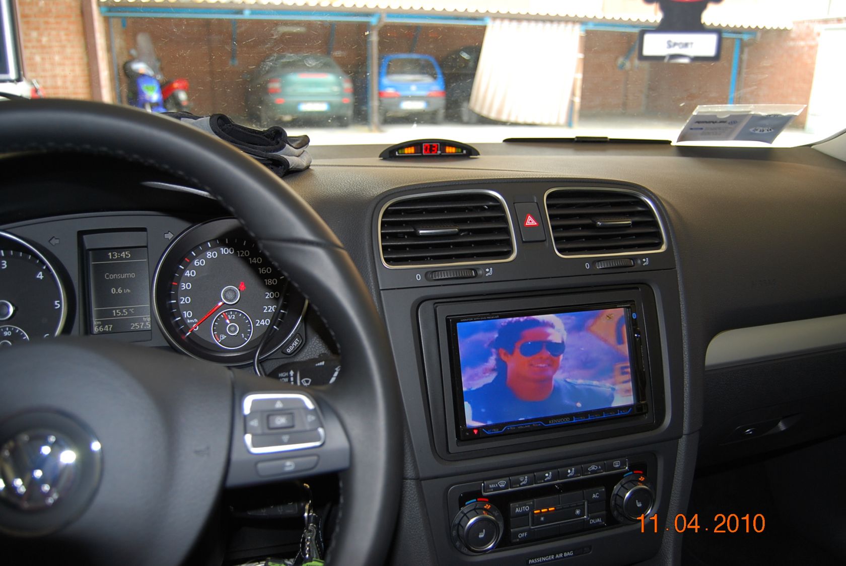 Monitor con un filmato che va mentre sensori parcheggio attivi
