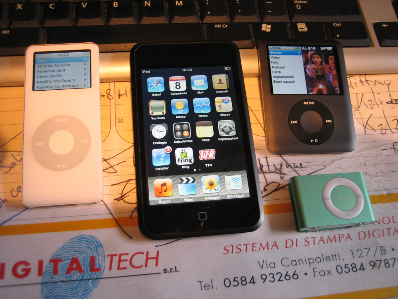 La mia famiglia di ipod
Nano 2nd e 3rd generation, shuffle 2nd generation, ipod touch 
