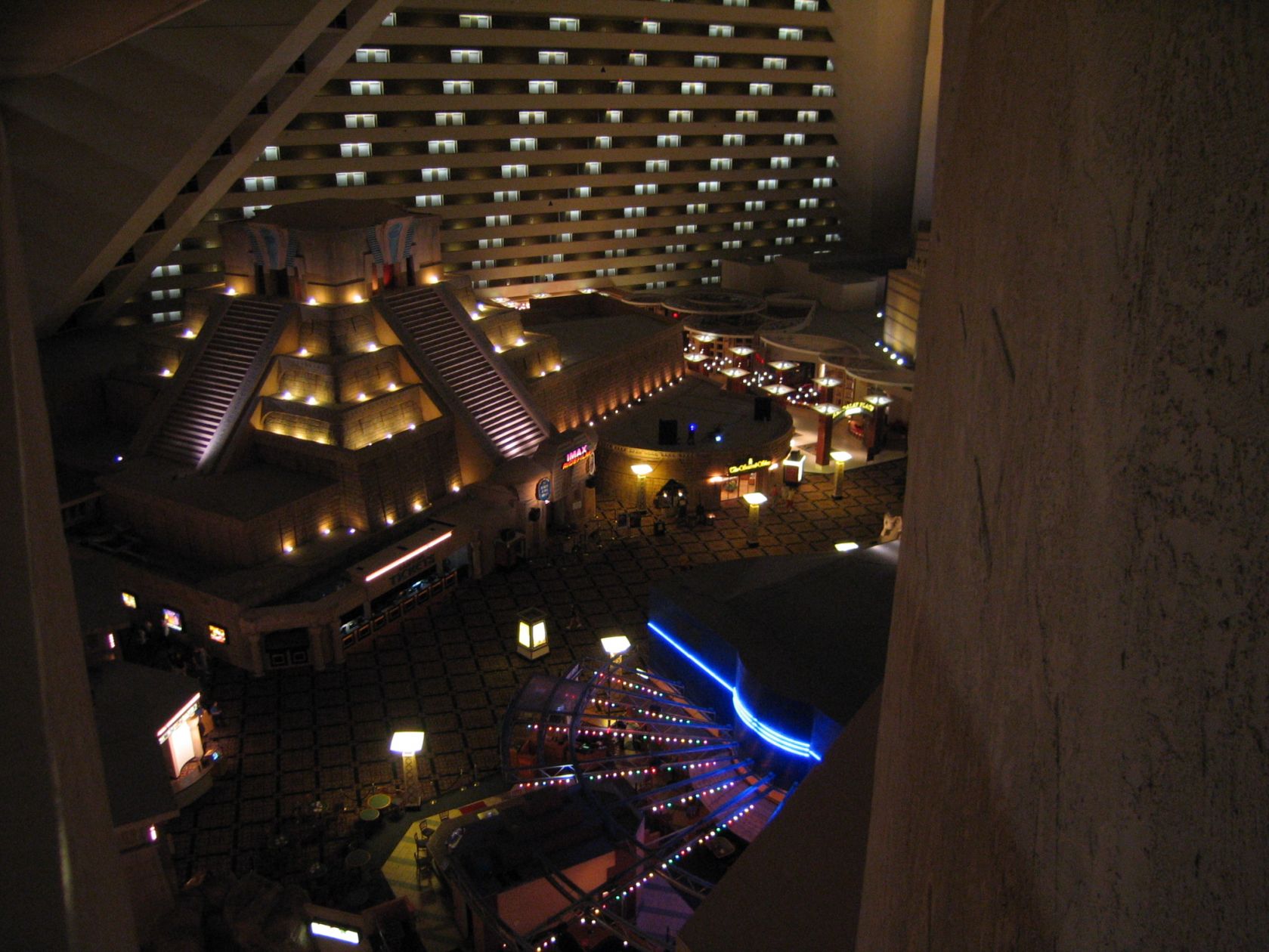 L'interno dell'hotel Luxor a Las Vegas
